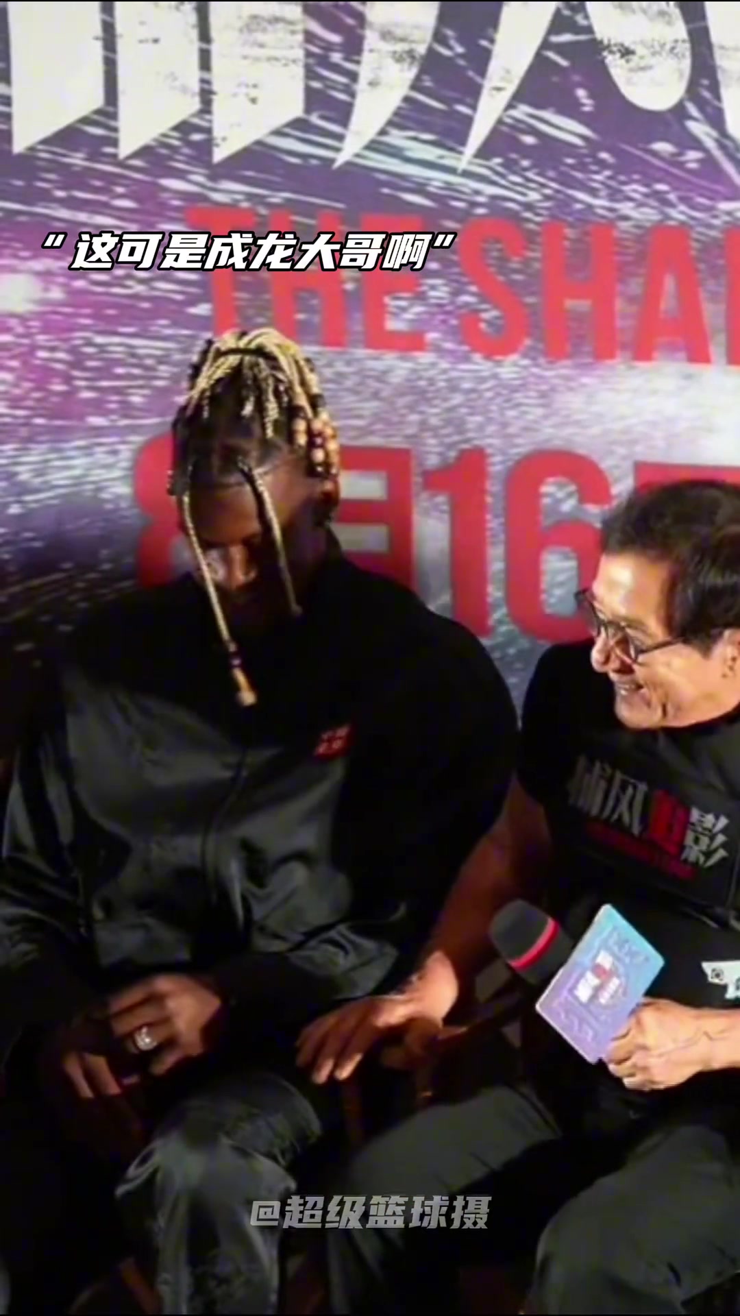 什么是国际巨星啊巴特勒在71岁成龙面前乖巧得像个小粉丝