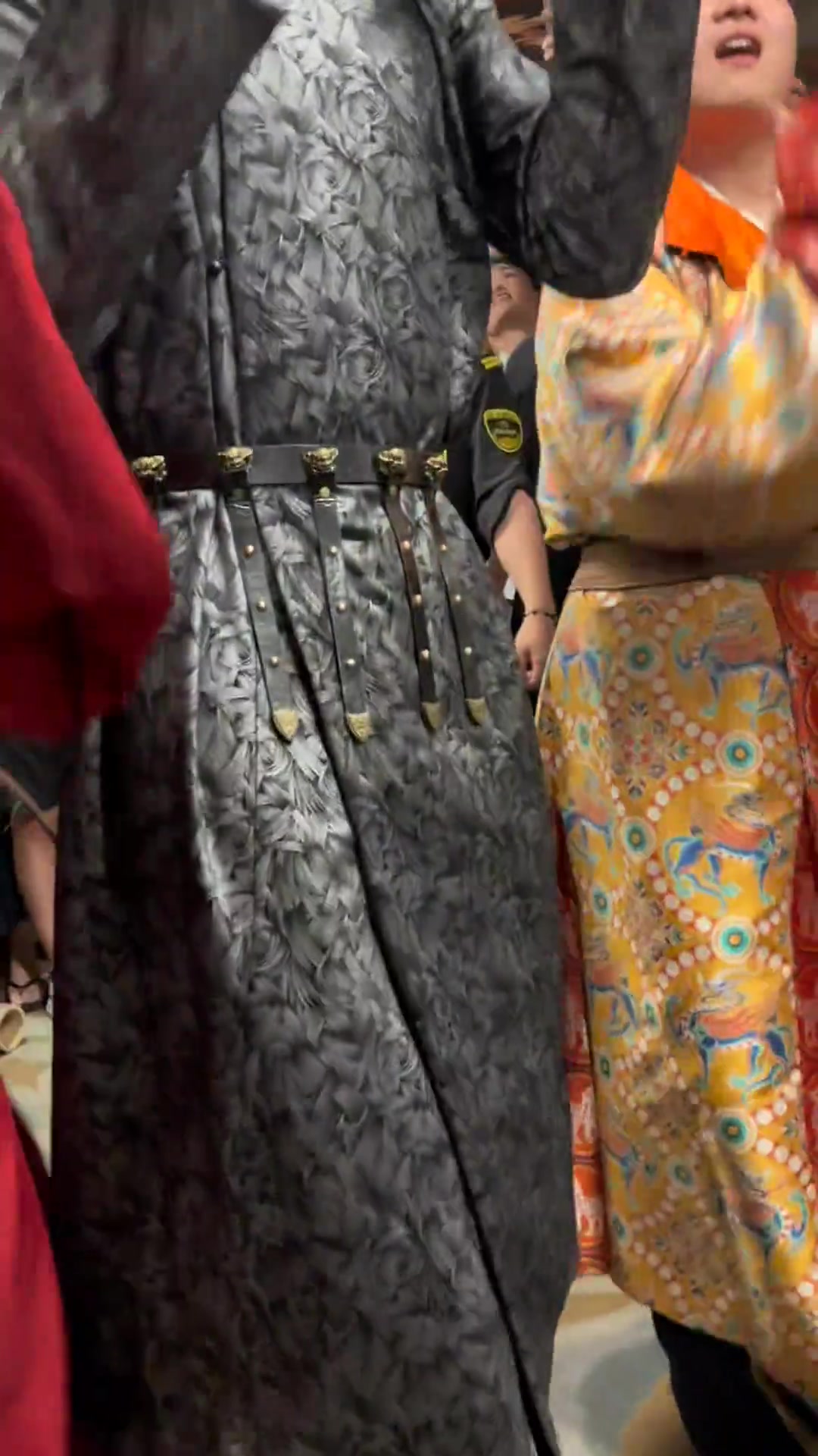 维金斯西安行身穿当地特色服装跳舞 配乐还是护花使者