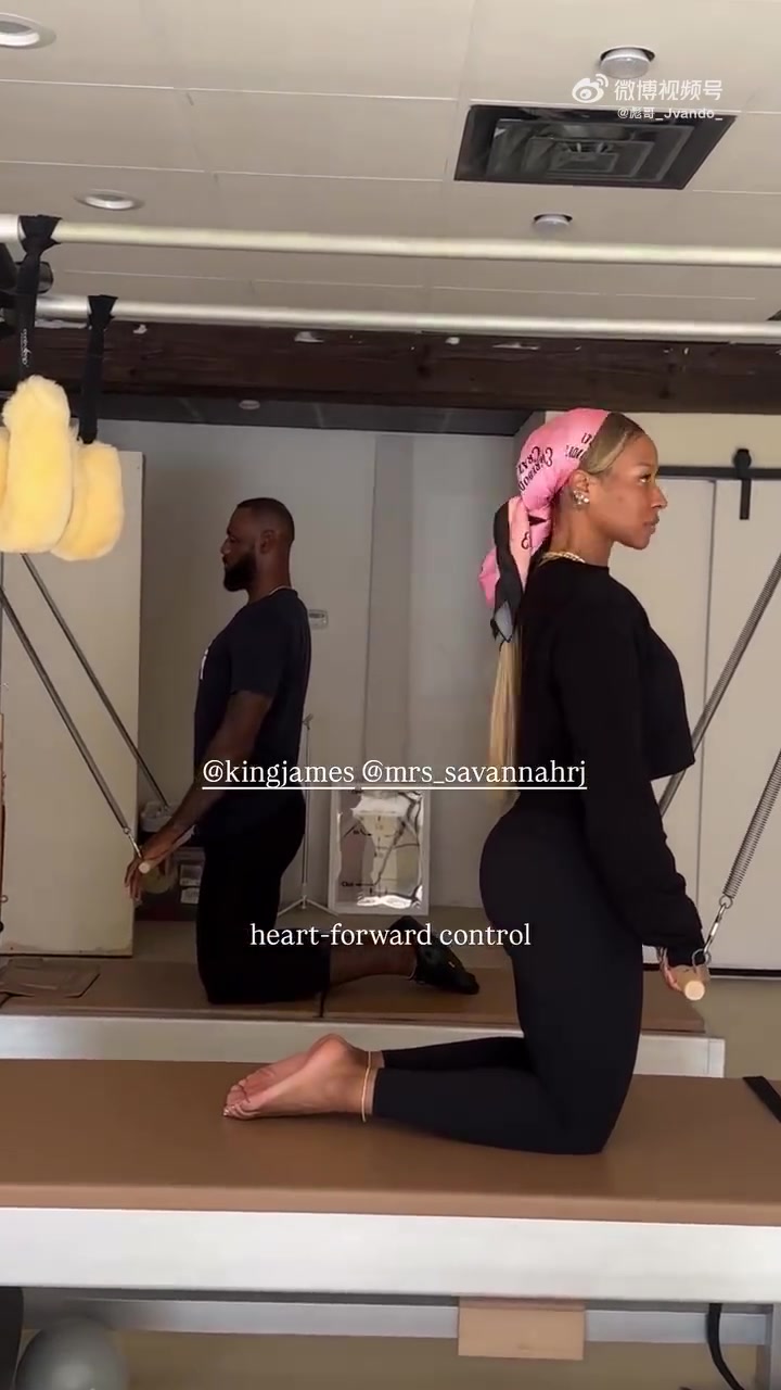 詹姆斯和詹嫂一起训练看着有模有样的哦