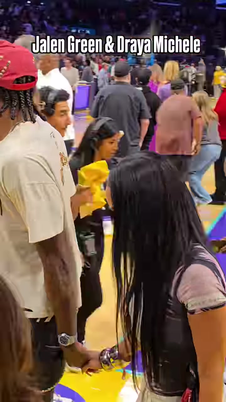 杰伦-格林带女友看比赛当时没注意嫂子这穿搭挺别致