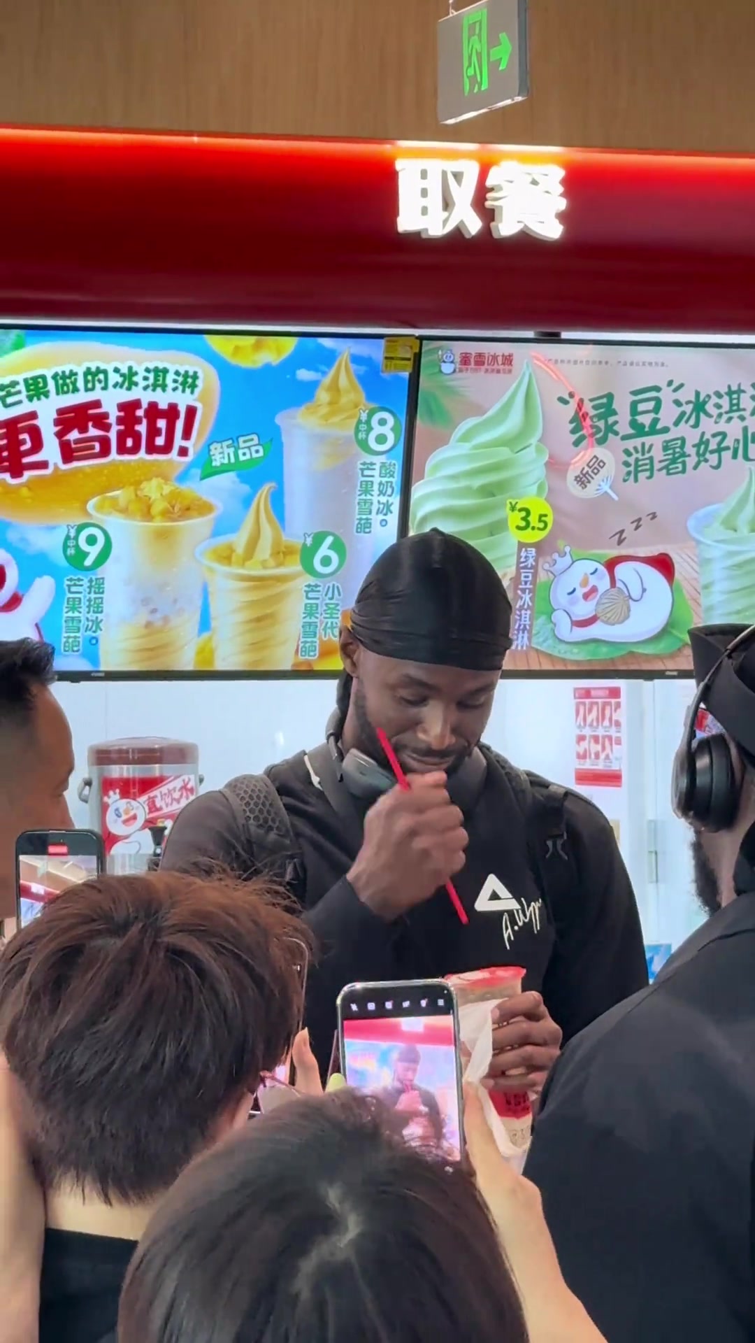 维金斯蜜雪初体验连连点头被惊喜到了