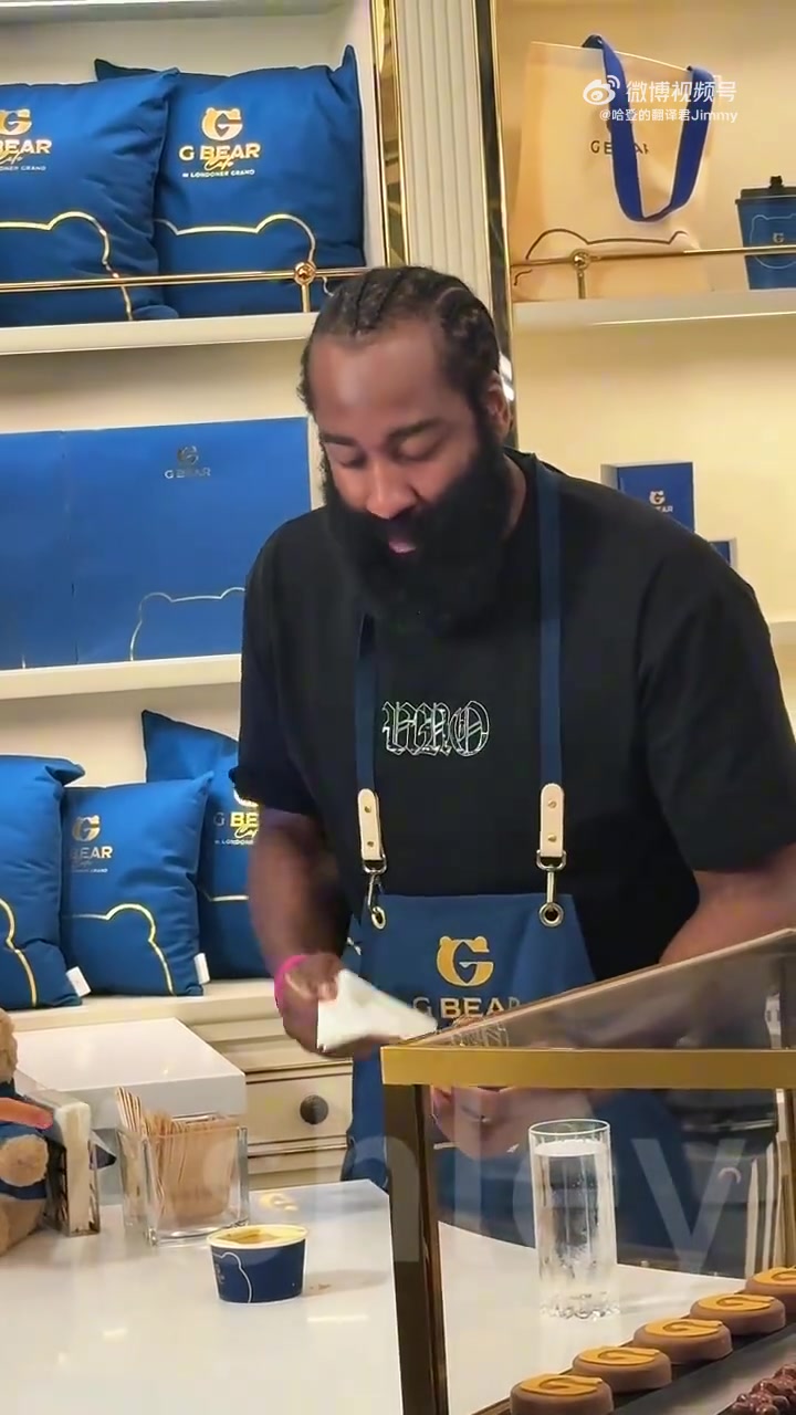 不必怀疑了哈登吃东西真是边吃边擦胡子