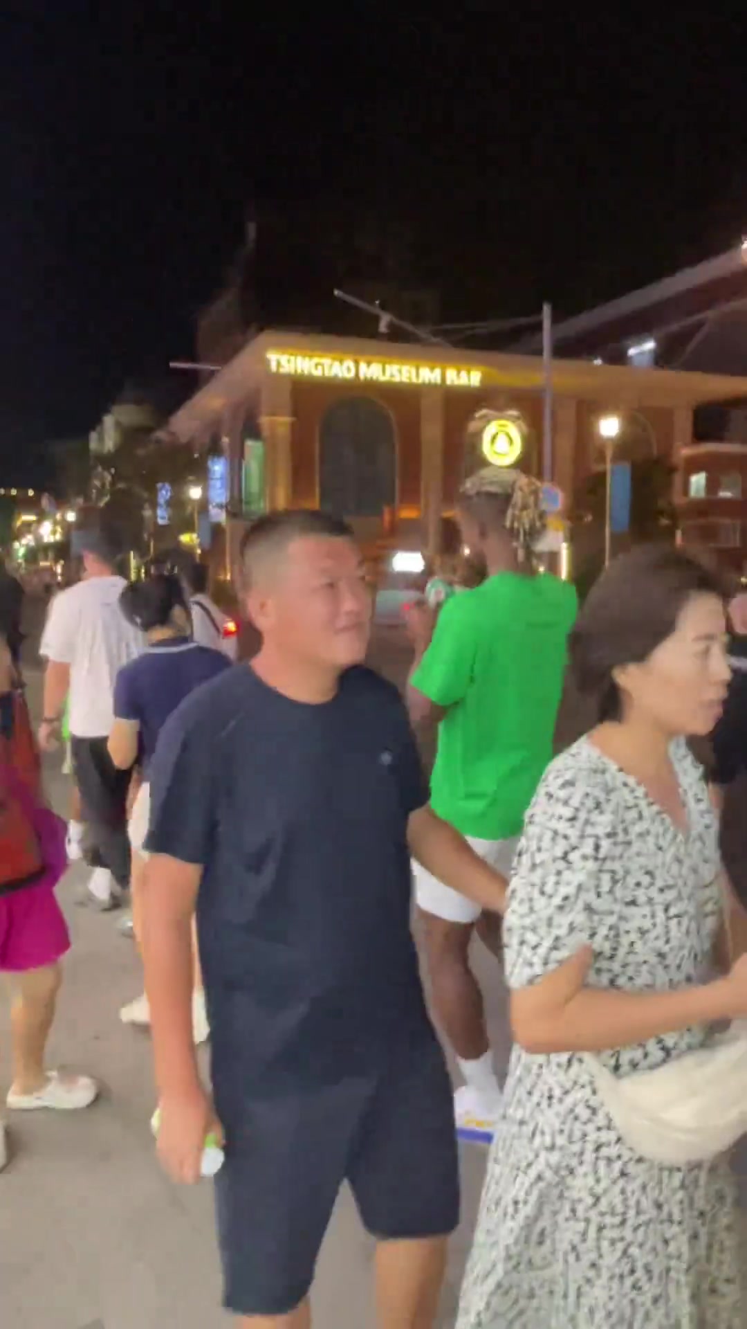 带点特产巴特勒在青岛街头打酒喝