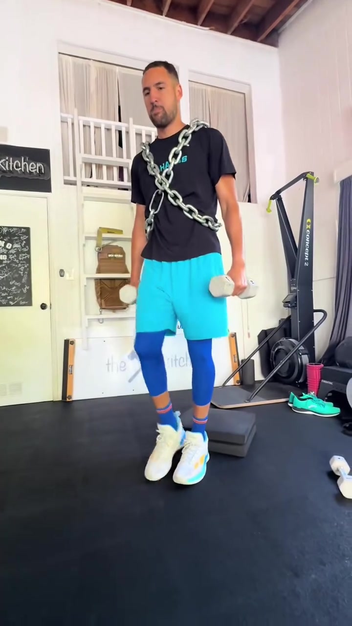 如胶似漆克莱连训练都带着女友一起