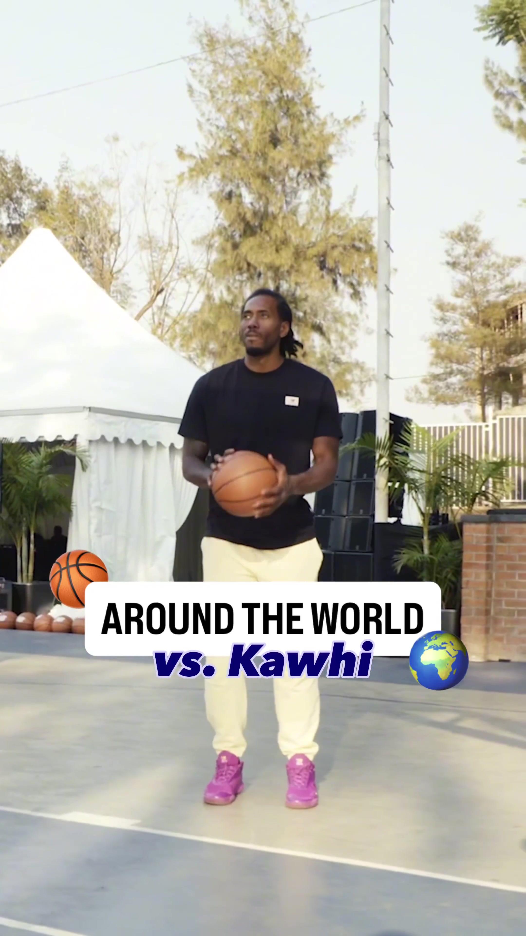 小卡卢旺达之行与小球迷比拼投篮机器人笑得很开心