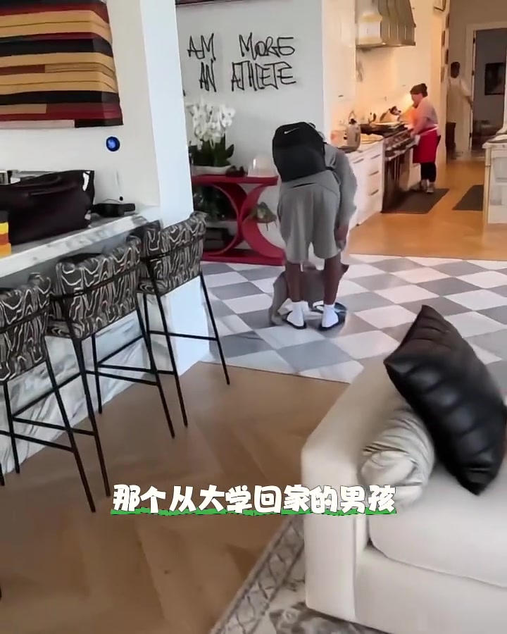 太像了转过头那一刻简直就是幼詹啊