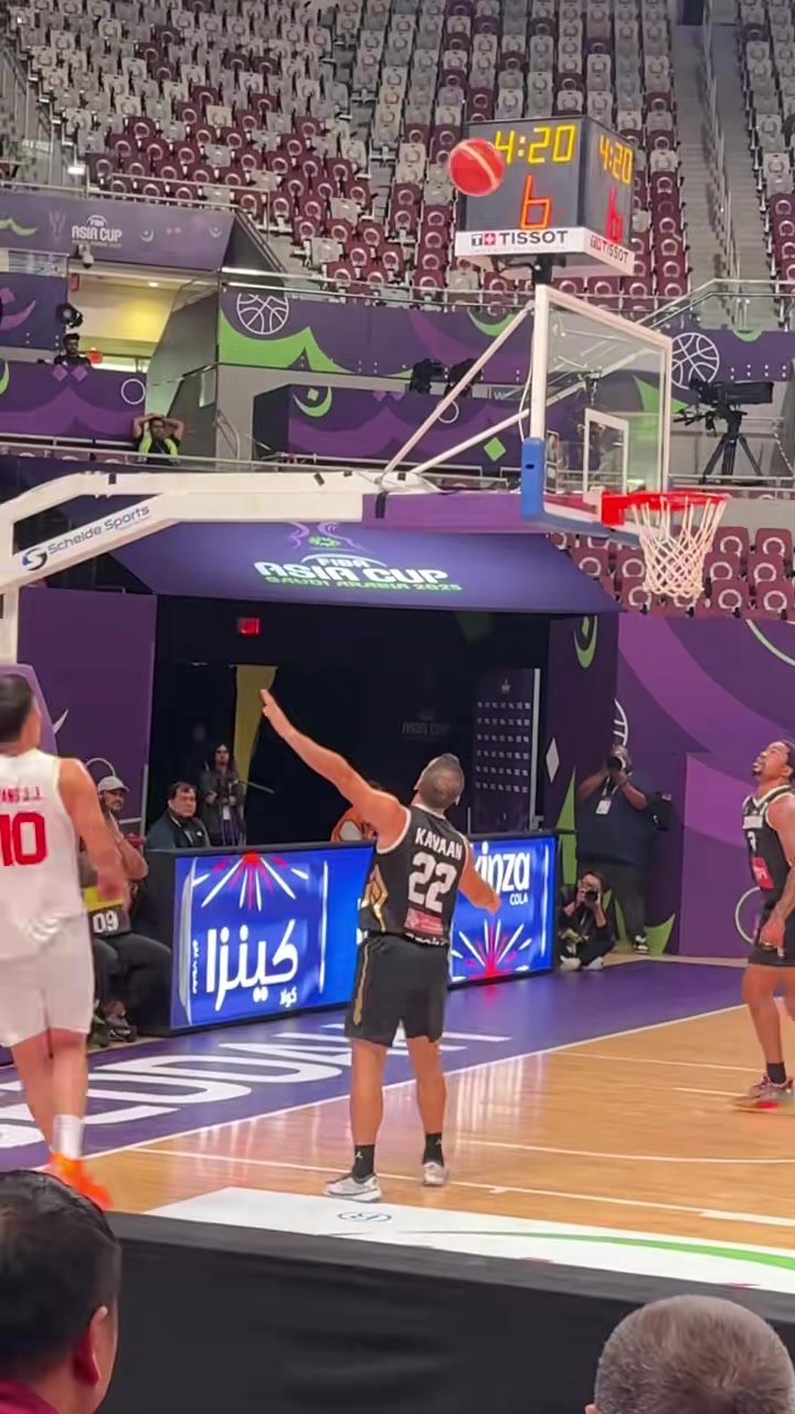 现场球迷拍摄王俊杰赛场表现这金鸡独立投篮手型实在太稳定了