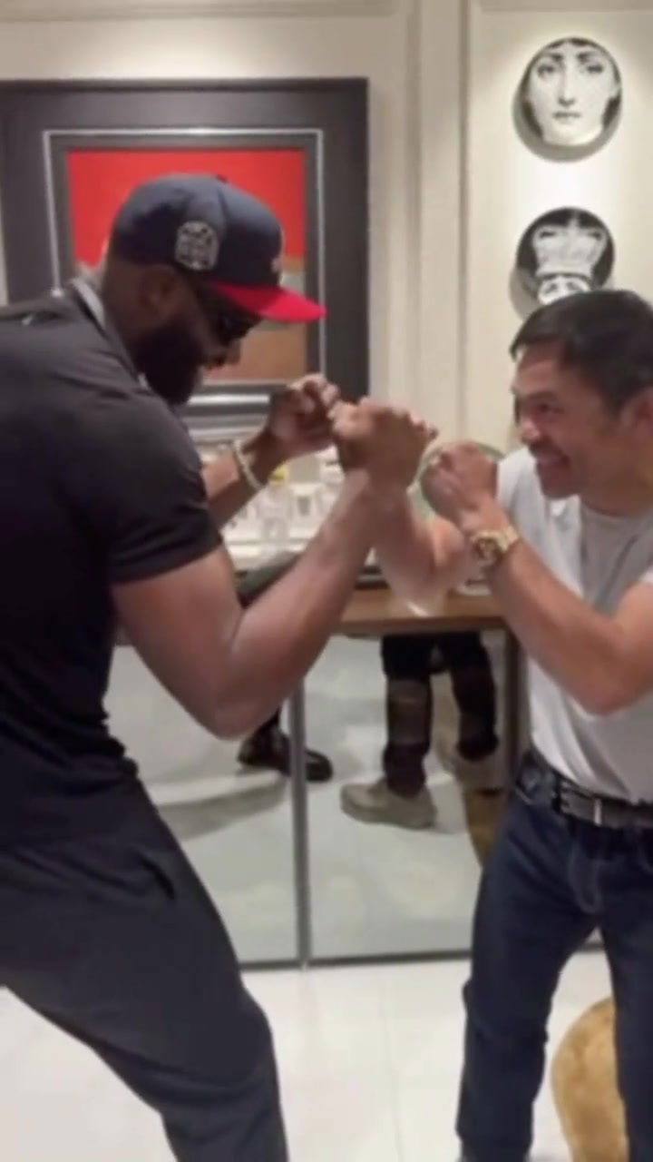 杰伦-布朗和菲律宾拳王帕奎奥互动 讲真布朗打得过帕奎奥吗