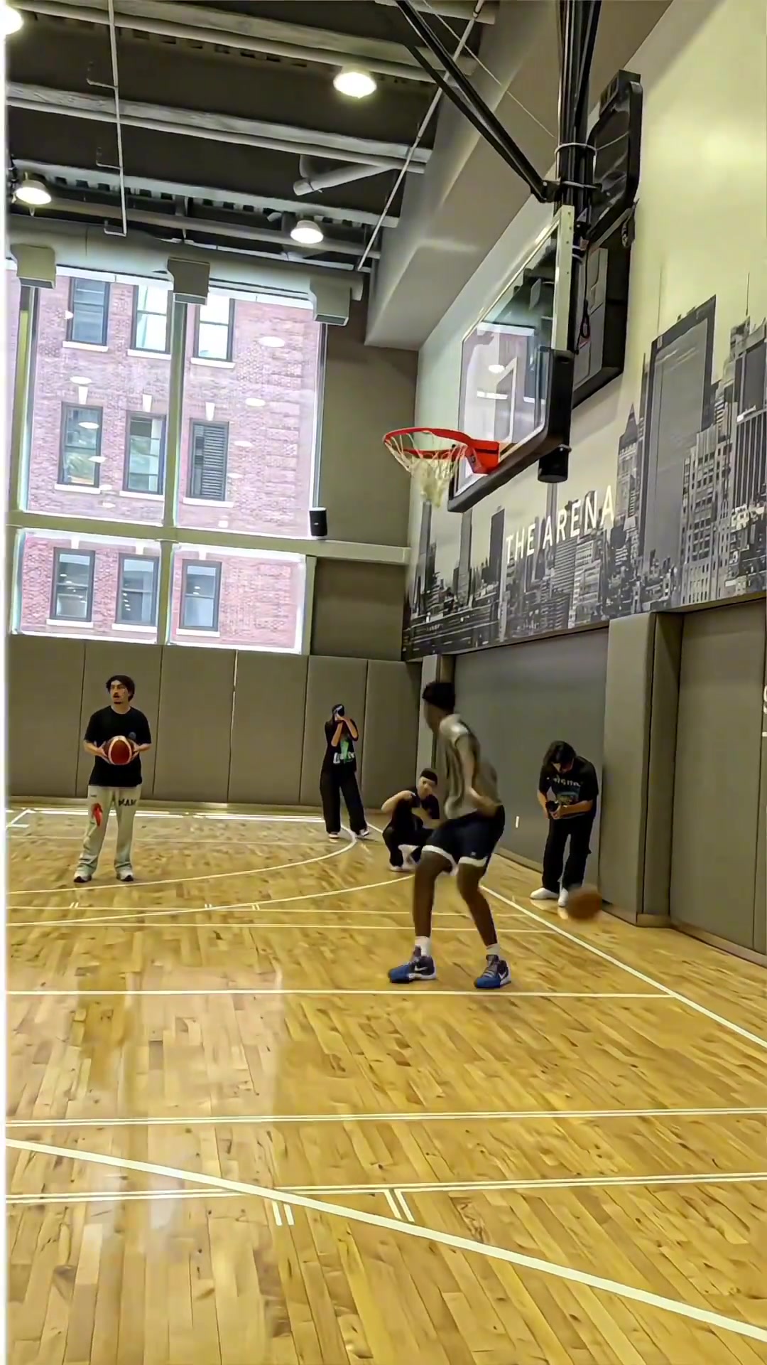 老詹一家轮番秀扣篮现在爷仨最能跳的应该是布朗尼了