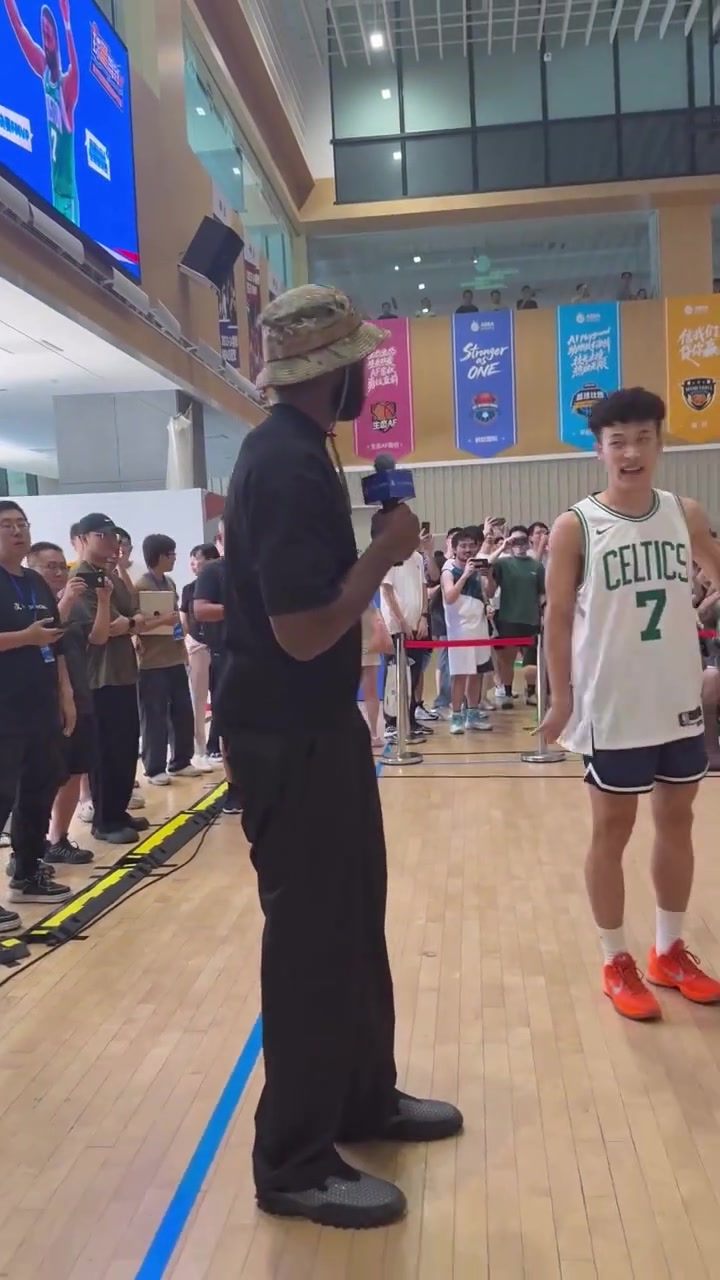 杰伦布朗中国行和球迷互动不相信球迷的扣篮能力