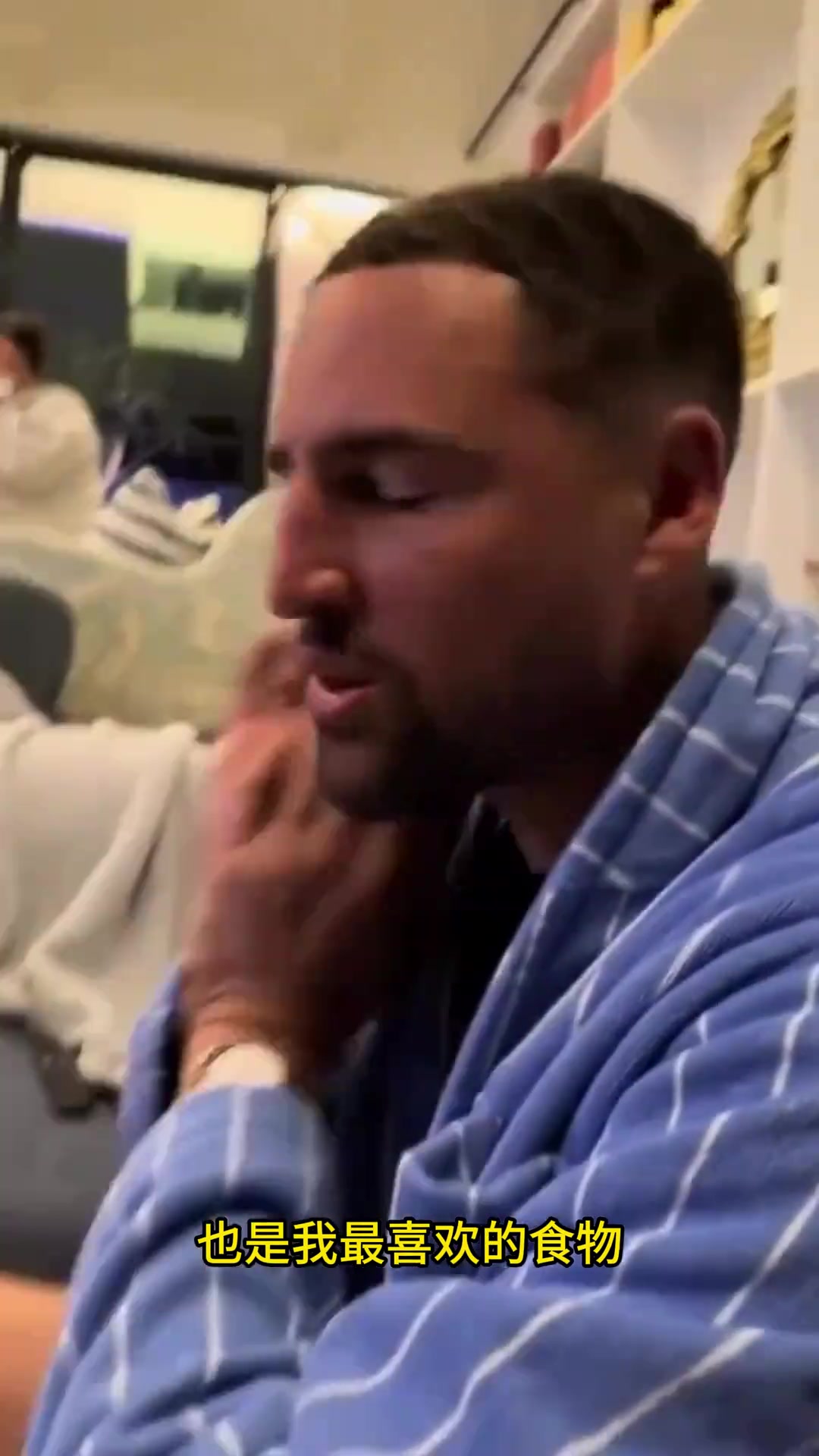 克莱和新女友梅根撒狗粮梅根为其准备了意大利面红酒美人