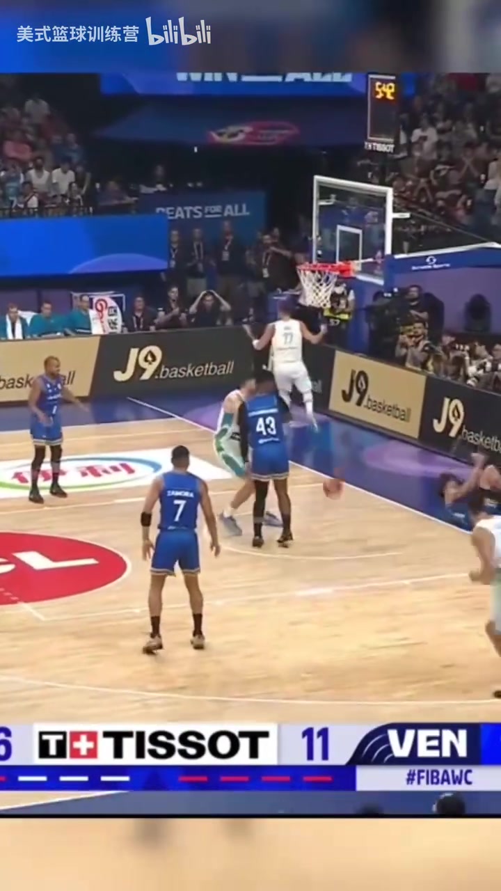 持球大核东契奇的比赛太有观赏性了主攻和传球无缝切换