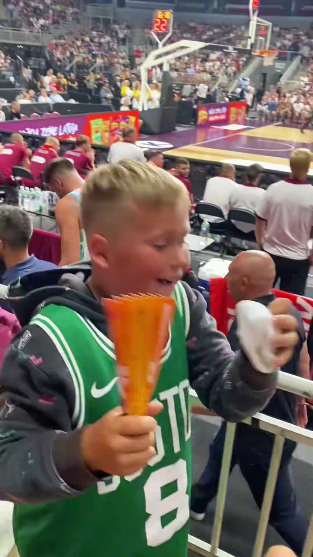 东契奇居然把护腕送给决赛淘汰自己的对手