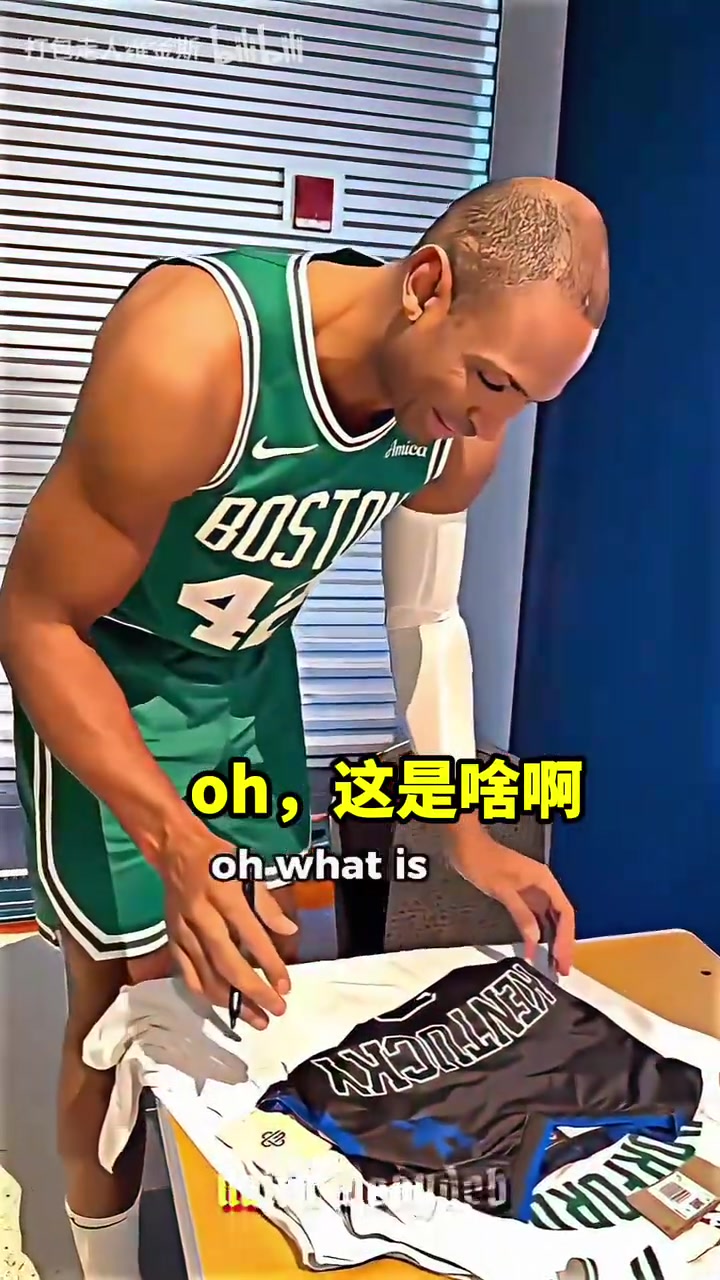 大学情结名场面当绿凯球员签名时遇到死敌球队的球衣