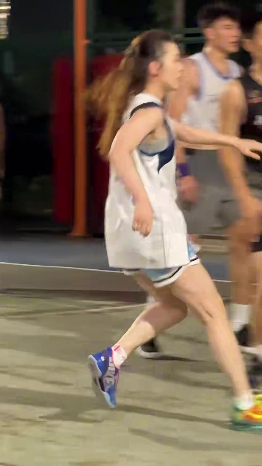 野球场出现女契奇这些男的是真往死里打啊