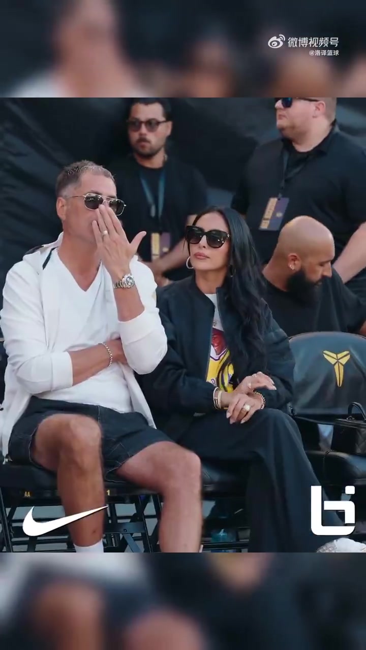 明显瘦了啊科嫂瓦妮莎与湖人GM佩林卡一起出席曼巴邀请赛