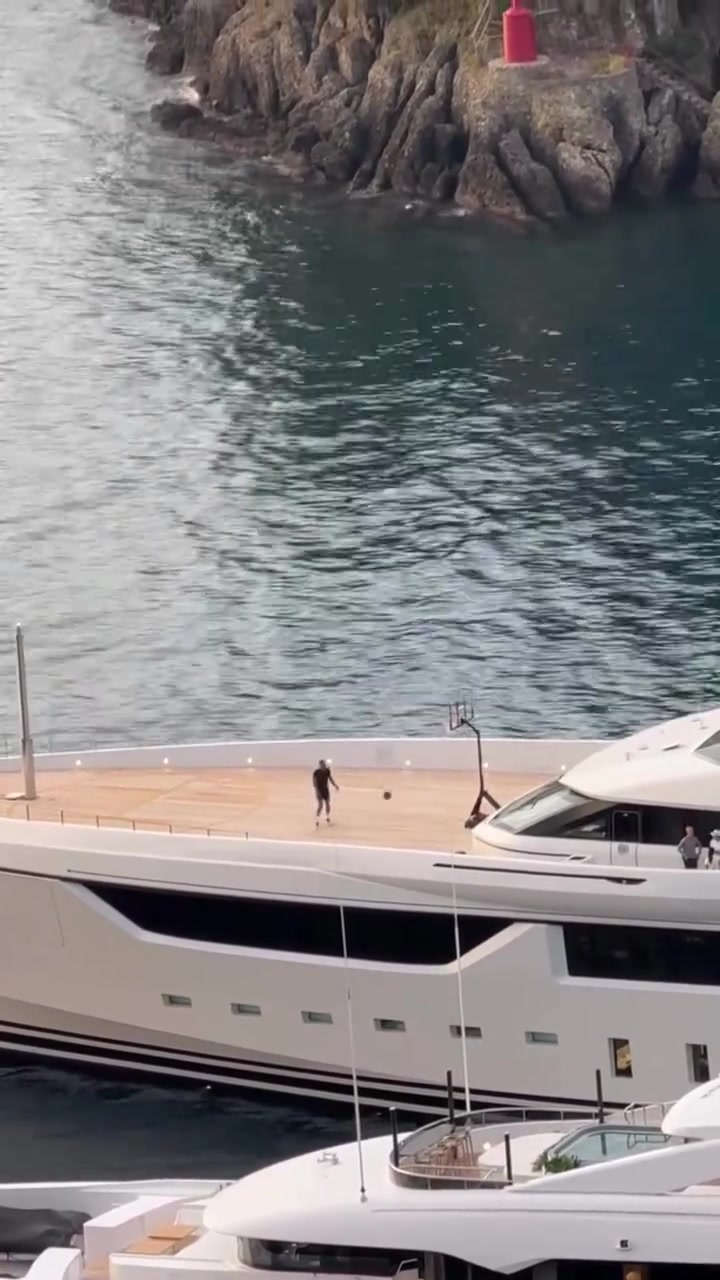 太豪华了威少在自己的私人游艇球场中训练