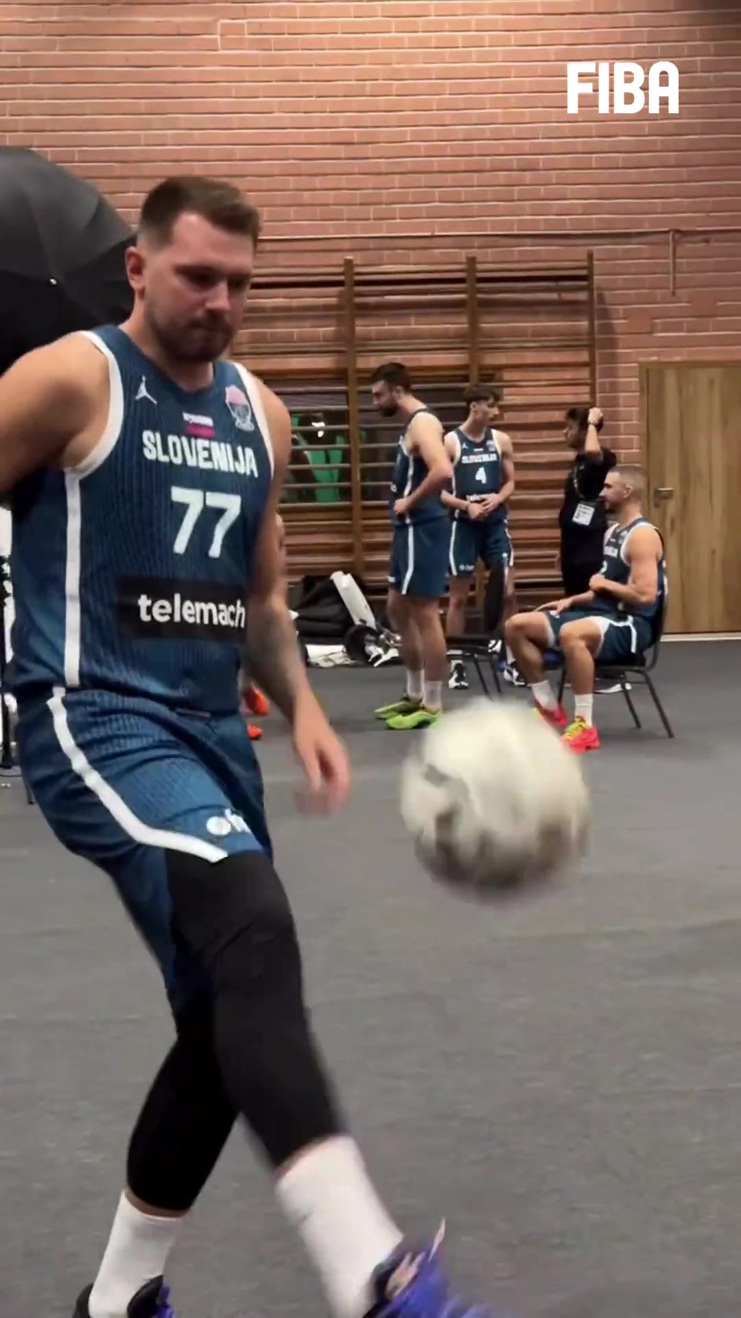 不愧是皇马出身东契奇足球天赋也十分出色玩起颠球如此丝滑