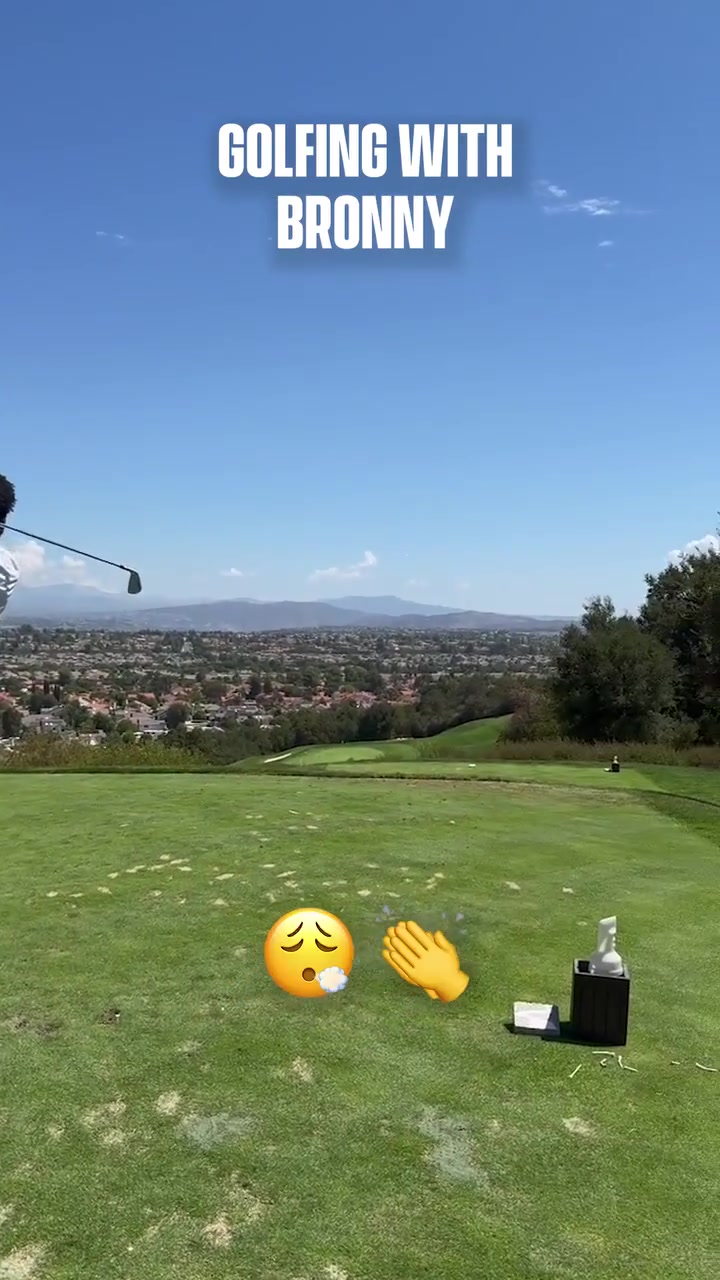 紧紧跟随父亲的步伐湖人球员布朗尼也开始练习高尔夫球了