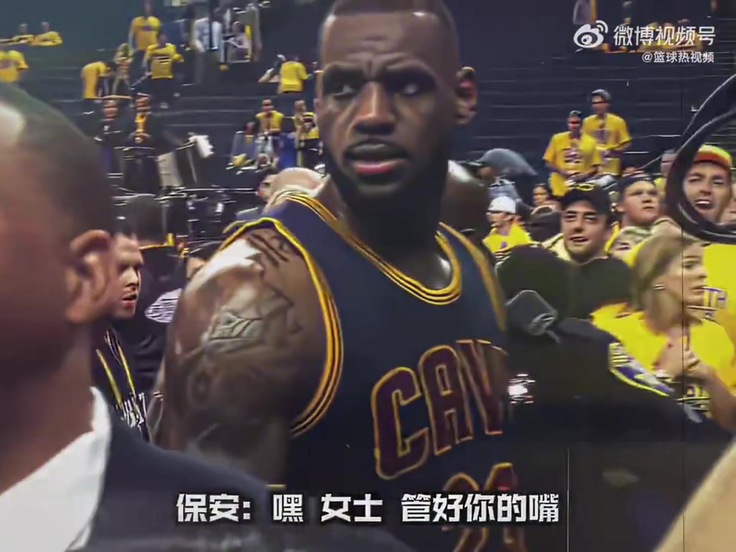 勇士场边球迷骂詹姆斯当孬种的感觉怎么样老詹停下来看了一眼没有理会
