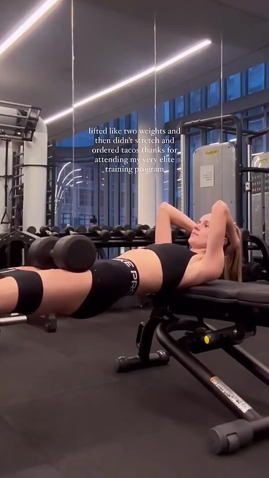 别看雄鹿老板千金的腰这么苗条核心力量还是相当不错滴