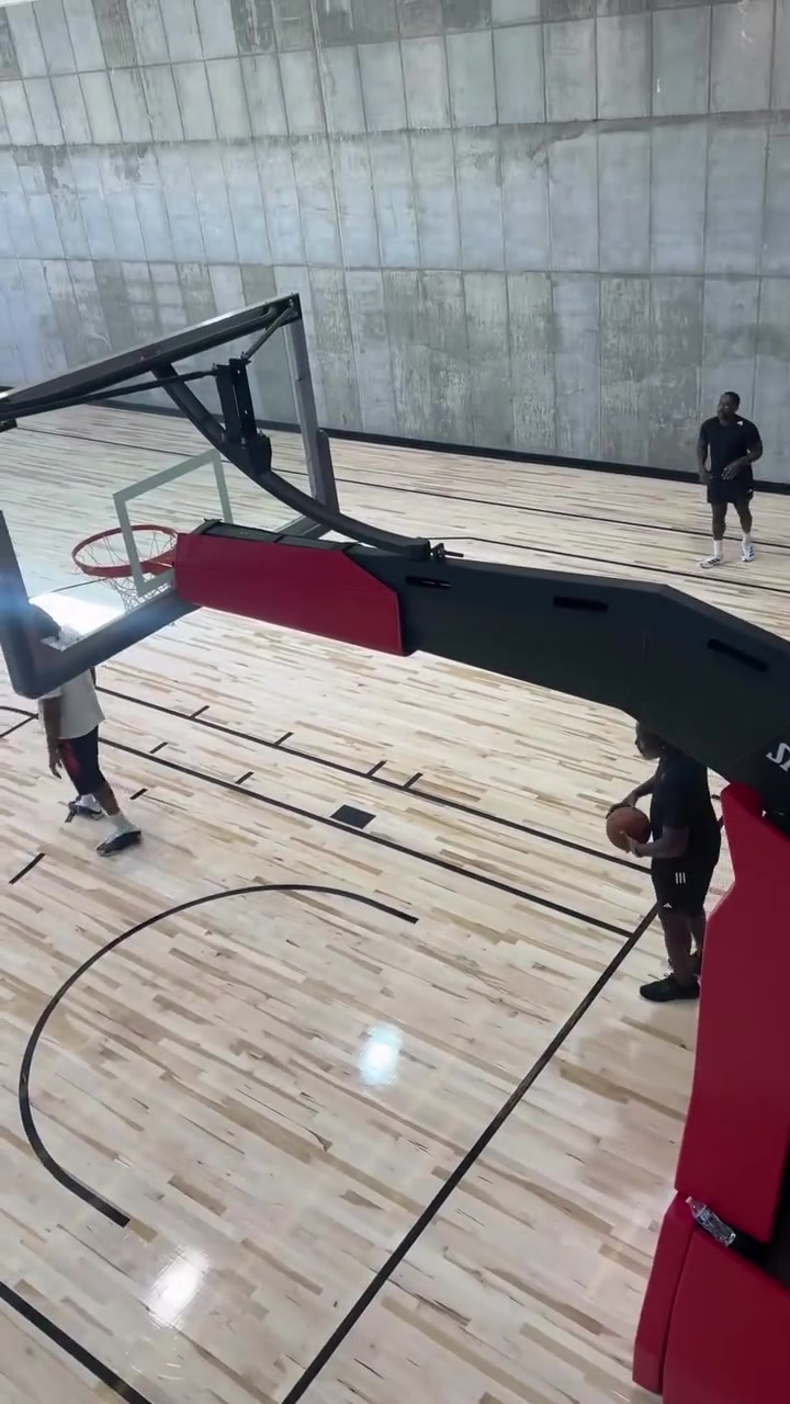 备战新赛季哈登女友陪伴并拍摄哈登挥汗如雨训练