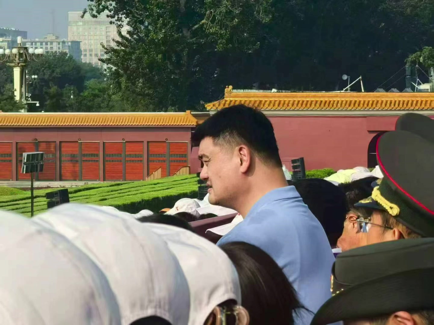 网友把后面的人挡完了姚明也现身九三大阅兵盛典这身高太醒目了