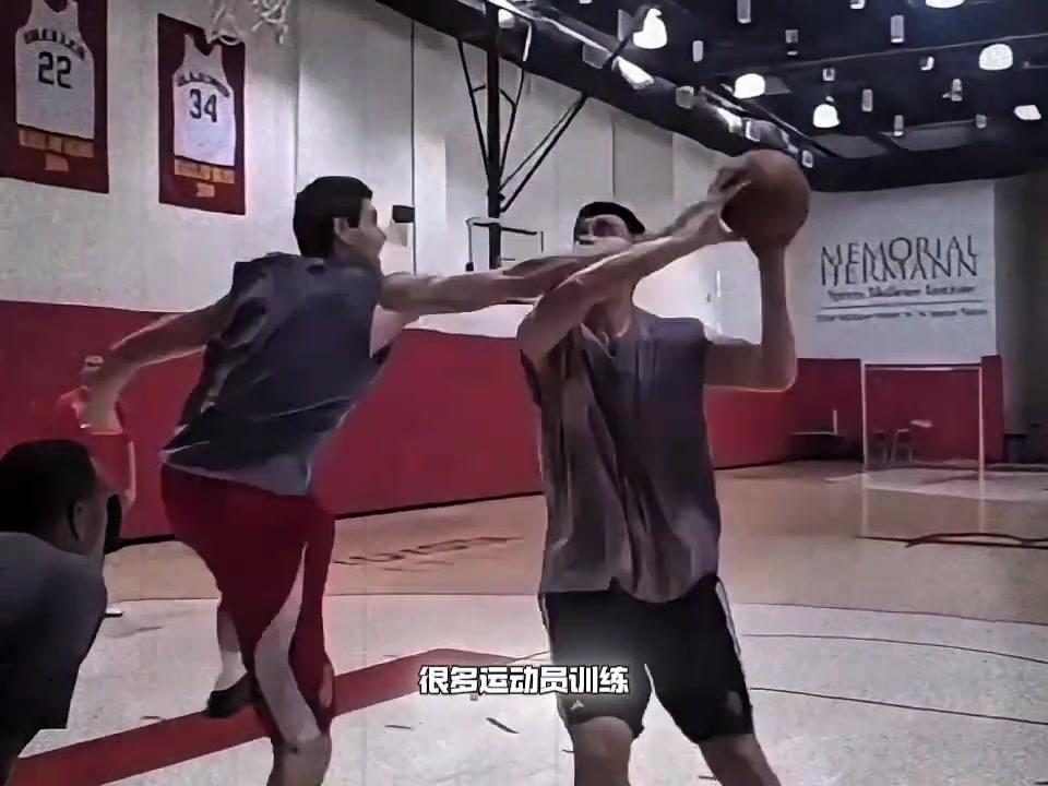 杨毅当时锡伯杜练姚明强度太大 大姚地上一趟汗水凹成一个水洼