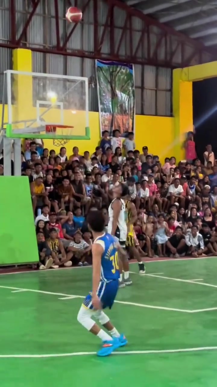 美国库里行吗菲律宾库里投进三分玩起了后空翻庆祝