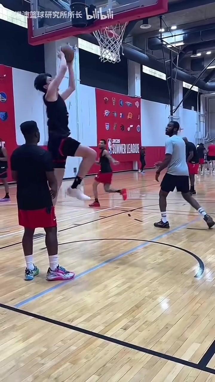 波特兰扣将队夏联时期开拓者队内训练杨瀚森等球员秀扣篮