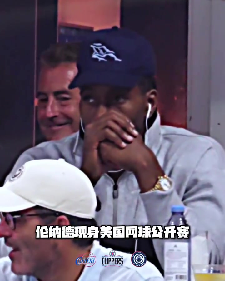 小卡今日观看美网公开赛 有线耳机是焊身上了