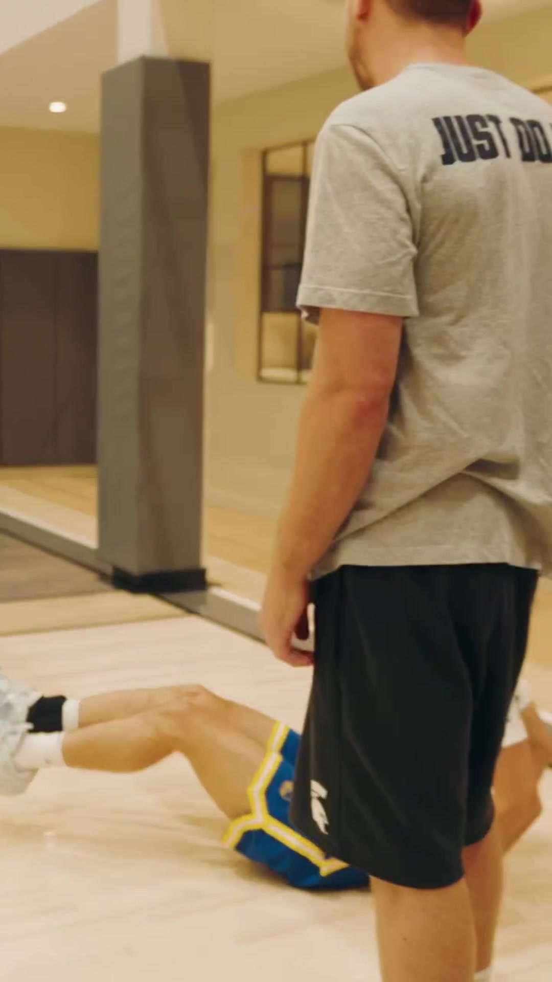 保罗我特么巴特勒晒晃倒对手视频致敬库里晃倒保罗