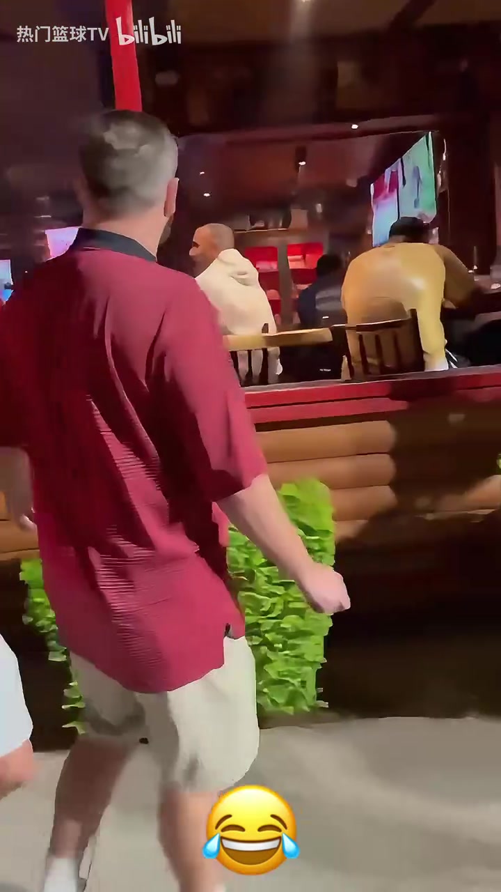 依旧很生气独行侠球迷偶遇尼科握手后怒喷我们依然讨厌你