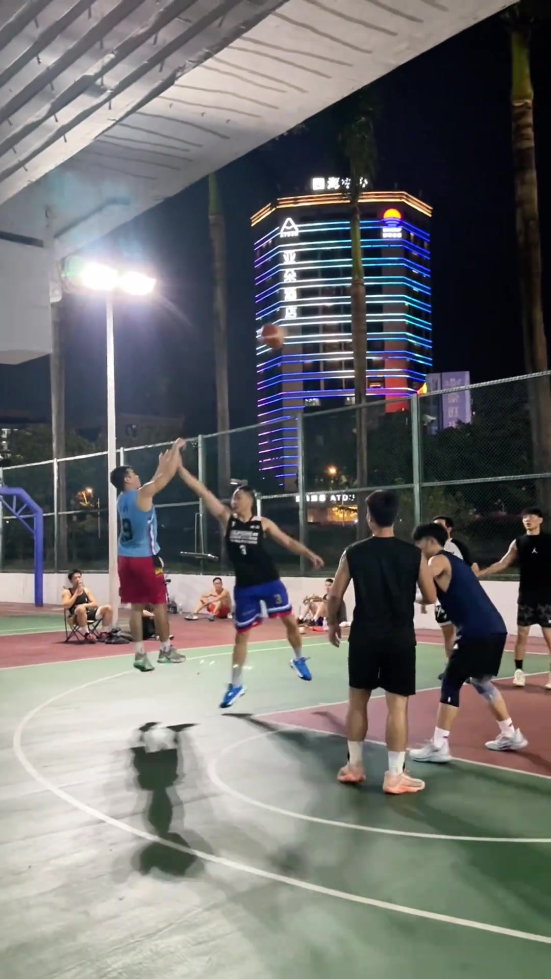 网友晒视频今天在野球场遇到神似NBA顶级射手克莱打法