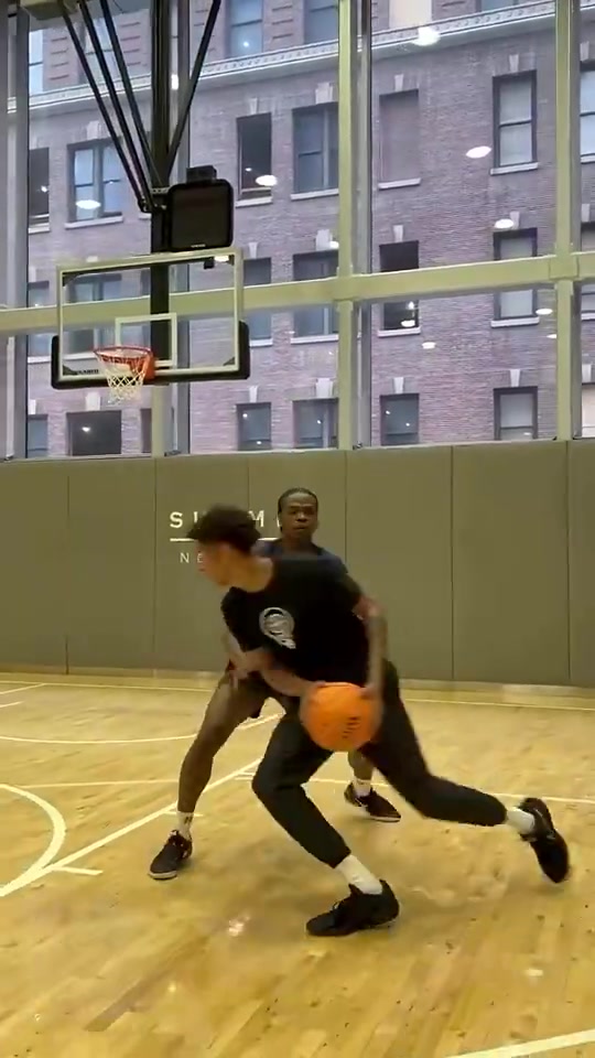 虽然投篮动作不一样但甜瓜儿子这脚步三威胁没少和老爸学啊