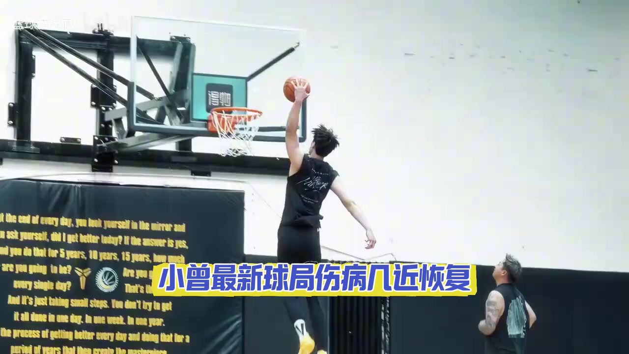 篮网队记此前曾凡博是一个精英三分投手大概率双向合同留队