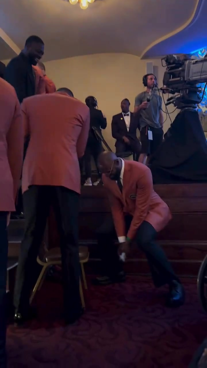 08年美国男篮聚首入选名人堂仪式老詹现场传授热波什球技