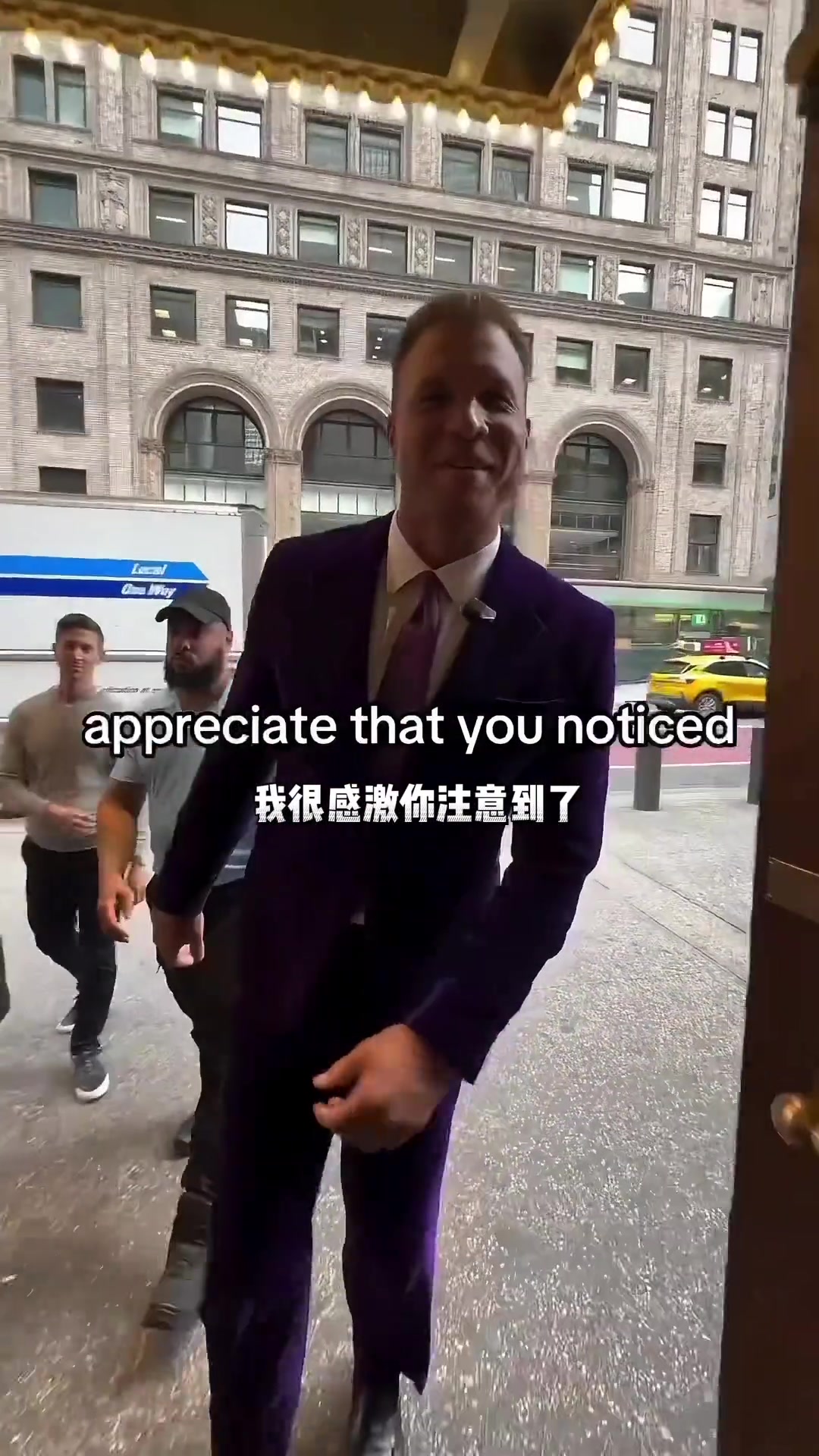 网友偶遇西装革履的格里芬傻芬我现在是制片人企业家 司仪