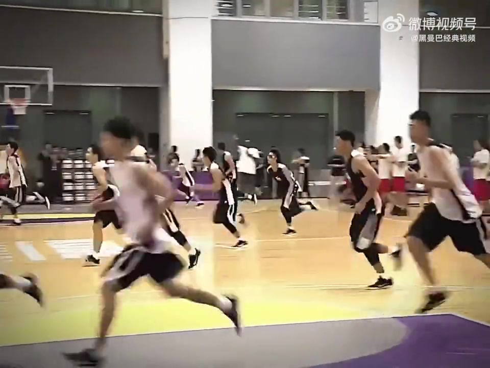 科比训练营中一名学员坚持不下去了老科让其单独留下做三次自杀式折返跑