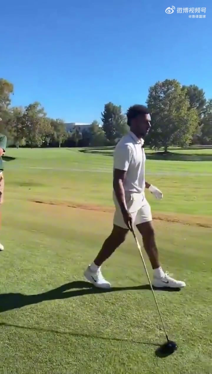 布朗尼休赛期在苦练高尔夫啊好像打得比爸爸詹姆斯更好