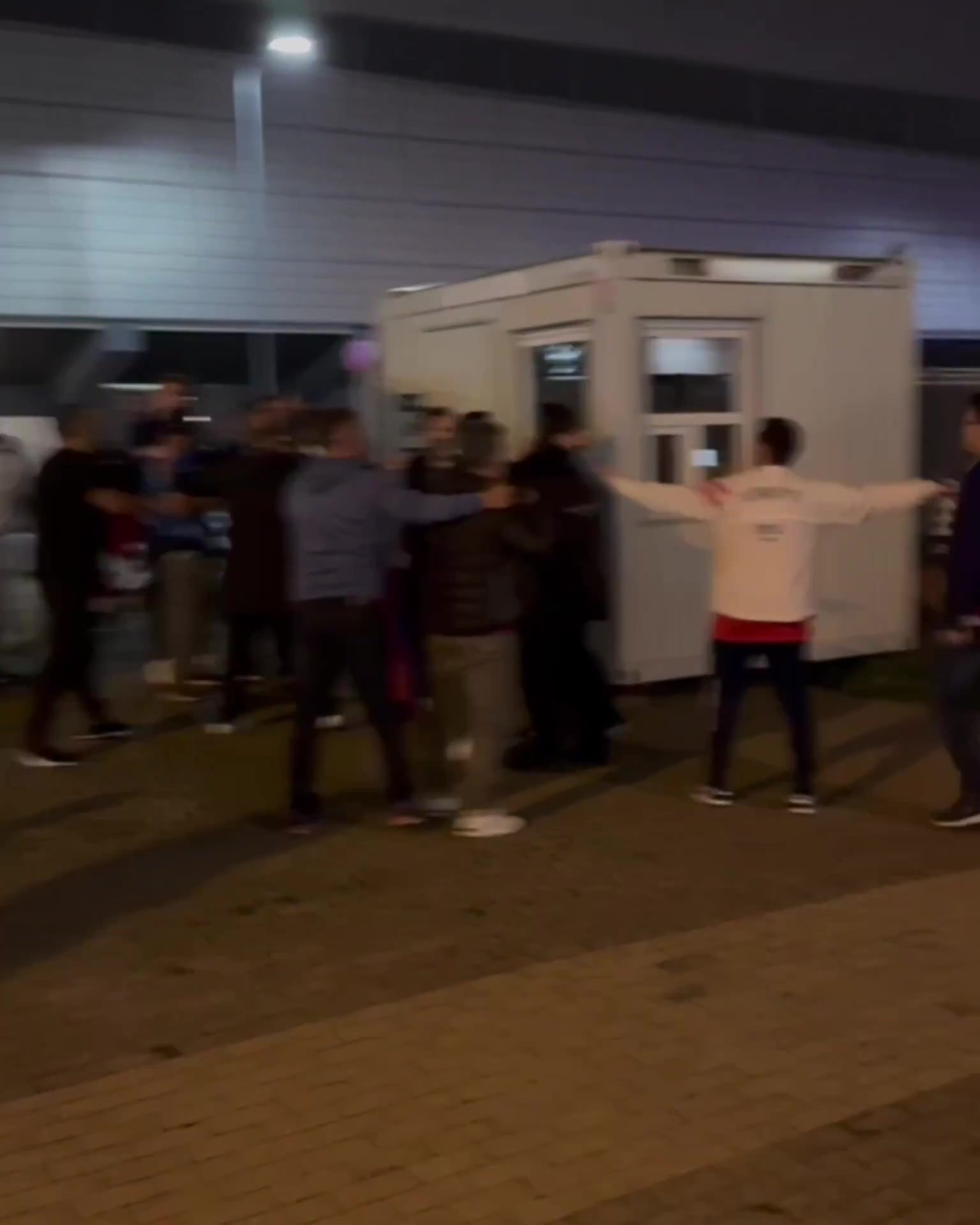 火药桶️希腊土耳其赛后双方球迷冲突穿字母哥球衣的很猛啊