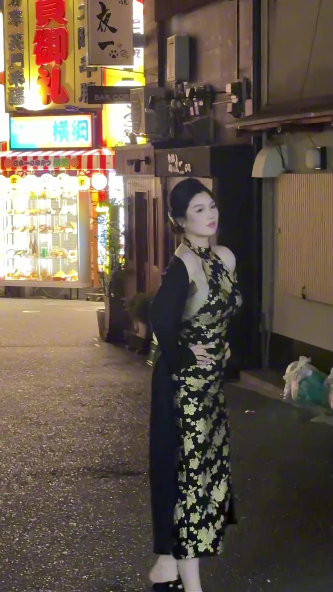 这个兄真喜穿上旗袍的肘姐更显身材了