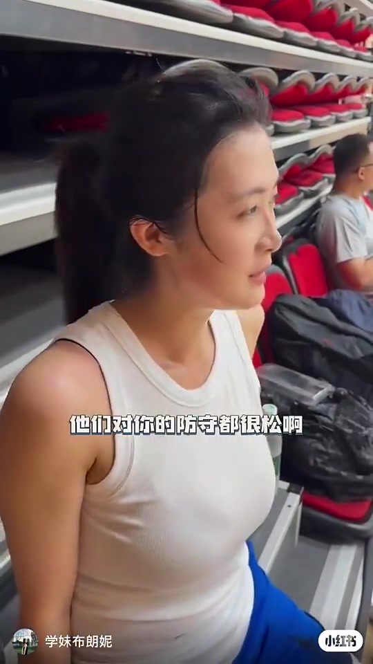 小姐姐这空位三分投的挺准呀小伙们怎么都不防啊