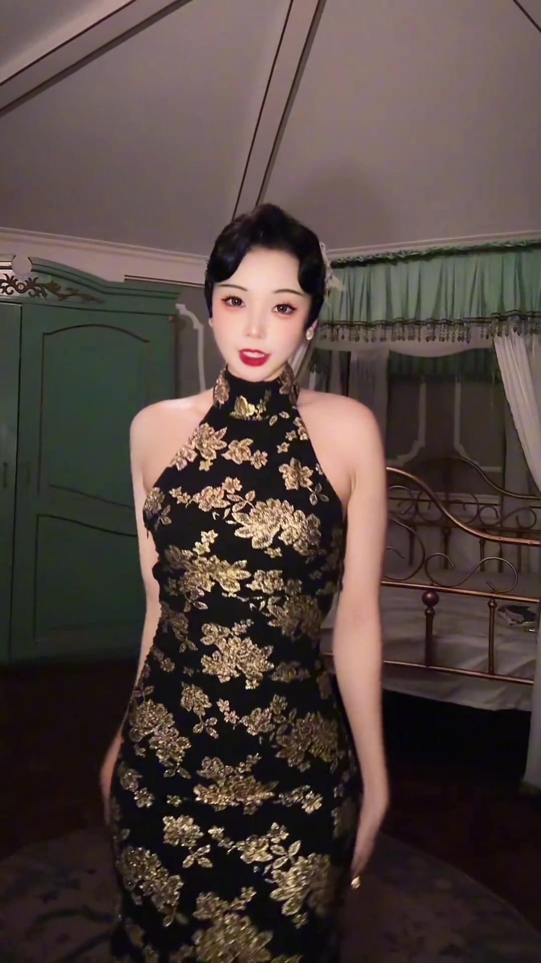 这大体格子美女主播小太阳一身旗袍穿搭跳手势舞