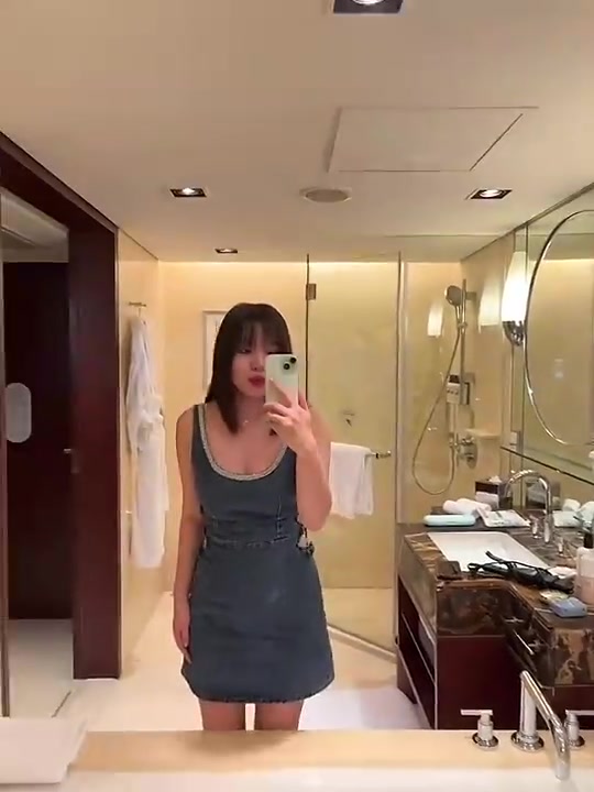 烤肉姐此前自拍我这身材不叫胖叫珠圆玉润