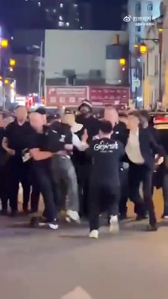 欧文去年在沈阳大街上散步有个疯狂球迷冲上来被保安集体拦下