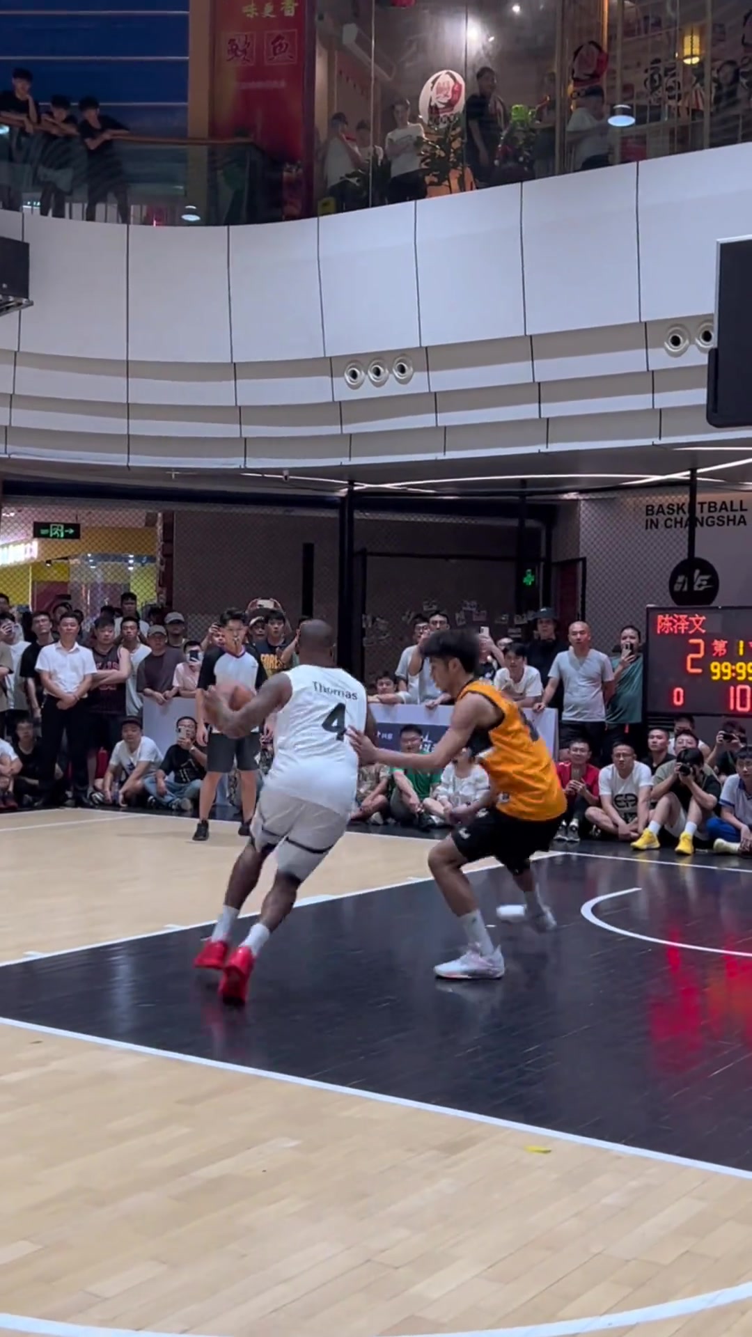 9.19和追梦打百分陈泽文此前曾在单挑中击败过小托马斯