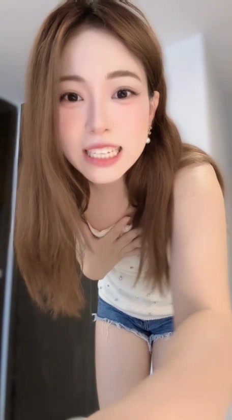 辽宁啦啦队蛋卷姐姐直播时涉嫌违规被警告生气的样子好可爱