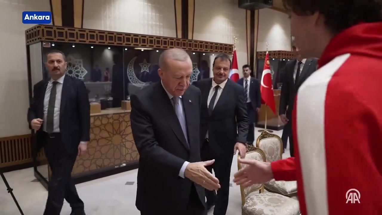 欧锦赛亚军土耳其总统埃尔多安接见土耳其男篮全体成员