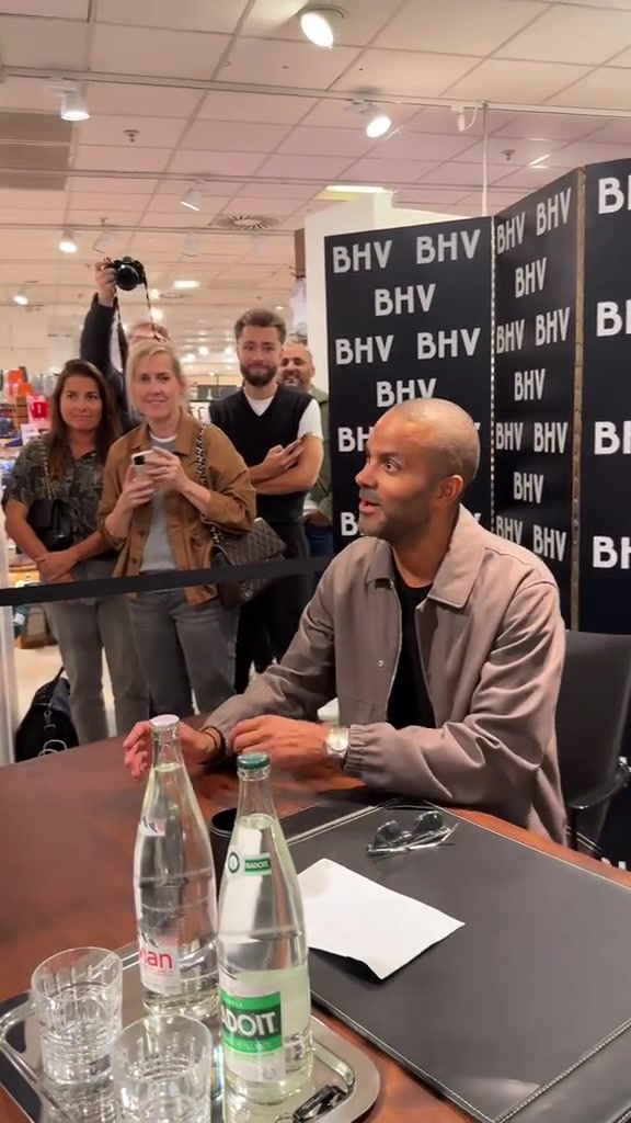 女球迷拿湖人球衣给帕克签名 帕克没哭小妹妹先哭了